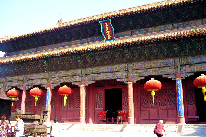 当然泰安最有名的是3孔:孔庙,孔府,孔陵.还有铜亭_岱庙