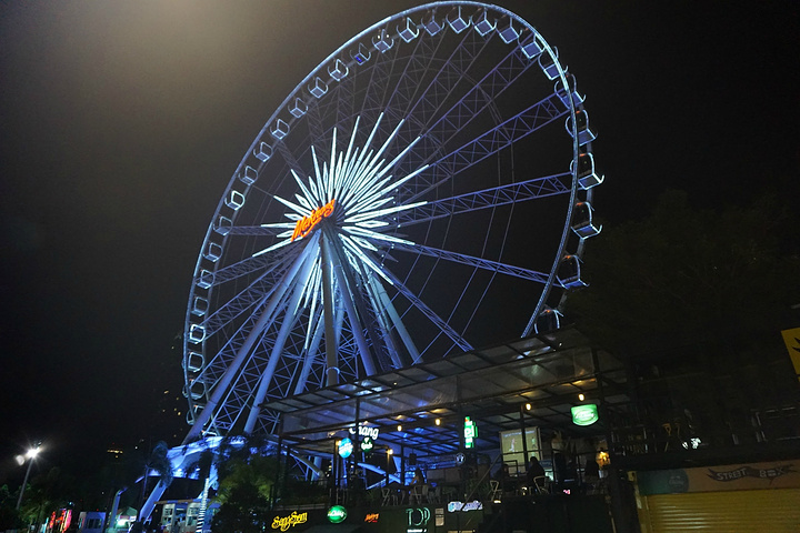 在摩天轮里拍摄的asiatique夜市夜景,超级美.河对岸的夜景,超美