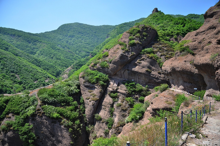 89 首页 景点介绍 碧霞山位于长山峪镇西营子村,距滦平县城9公里,已