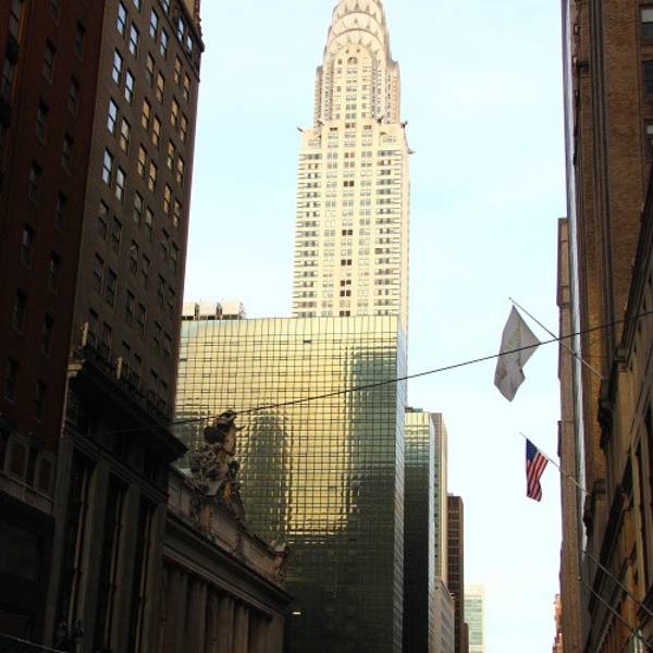 克莱斯勒大厦Chrysler Building 克莱斯勒大厦是受克莱斯勒汽车制造公司的创建者沃尔特P克莱斯的委托而建造的。它建于1926年1931年的纽约市。它是第一座摩天大楼,高度超过305米77层。金属鹰滴水嘴从61楼上凝视着下面的街道。沃尔特P克莱斯勒要求将它们制成看上去与汽车散热器帽盖的装饰物一样,作为他显赫的汽车制造帝国的标记。