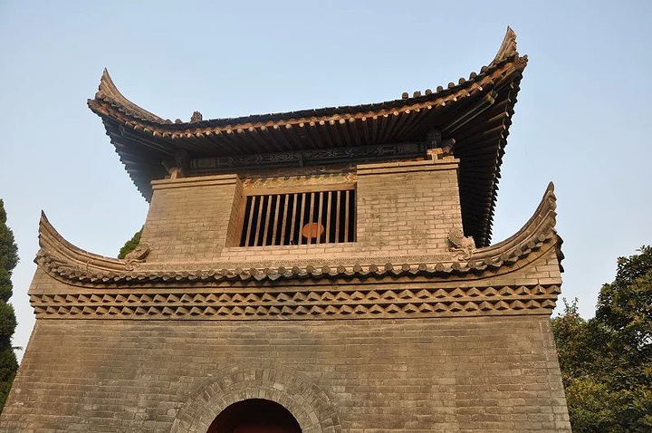 还有无数参观的游客来回走动,在当年这里可是戒备森严的佛门重地.