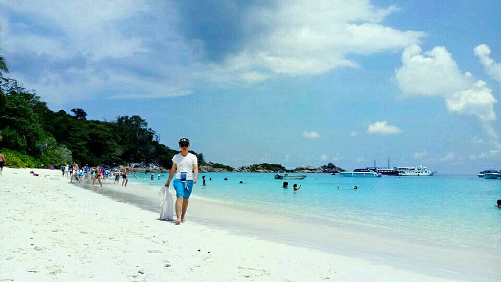 10点半左右到达第一个景点4号岛,自由活动1小时.很蓝很美,对不对.