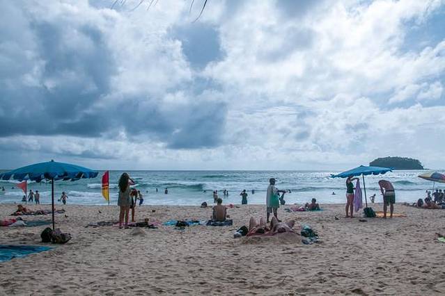 芭东海滩/巴东海滩(Patong Beach)是普吉岛(Phuket)最著名的海滩度假胜地,尤以各式各样的活动和夜生活而闻名,是举办派对和潇洒放纵的理想场所。到了晚上,芭东海滩有一条热闹非凡的夜市街邦古拉街(Bangla Road),包括数以百计的餐厅、啤酒屋、裸裸吧(Go Go Bars)和夜总会。当然,夜里的芭东海滩也有安静的部分。我在芭东海滩住的青旅是Patong Marina,位于芭东海滩的核心位置,马路对面就是海边,步行10min可到芭东夜市。我住的20人间,别看人多,房间和床位都很大,每张床