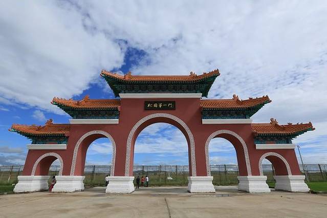 侧的乳白色高大门状建筑_欧式效果图 满洲里是中俄边境的重要口岸,到满洲里旅行的人很多,位于41号界碑处的国门,则是所有到满洲里旅行的人的必到之处。 满洲里国门,是一幢位于中俄边境中方一侧的乳白色高大门状建筑。国门庄严肃穆,乳白色的门体上方嵌着中华人民共和国七个鲜红大字,上面悬挂的国徽闪着的金光,中俄间的国际铁路则在下面通过。登上国门观光层,俄境内贝加尔斯克区的车站、建筑、街道、行人尽收眼底,而中方一侧的41号界碑广场、火车头广场等景点,以及专门从事边贸的商业设施也一览无余。在国门景区内,历史上发挥过重要作用的1861号火车头,现在专门安置