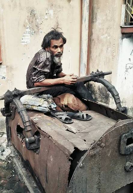 寄栖在垃圾箱的流浪汉