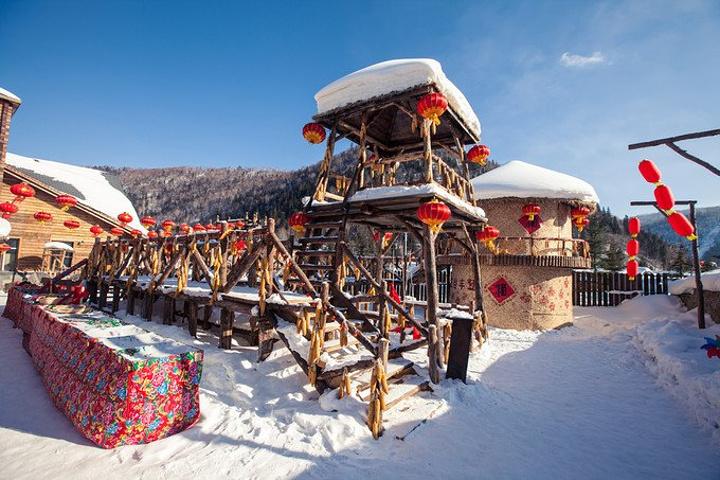 大概中午左右抵达雪乡大门口,买好门票坐园区车进入雪乡.