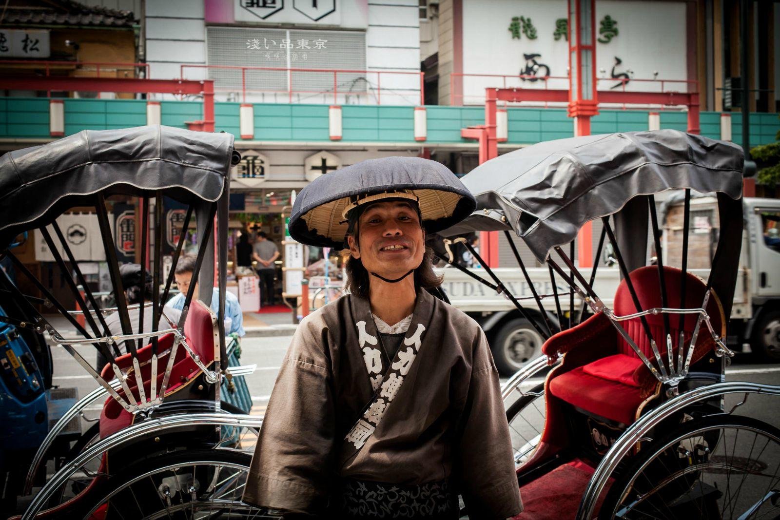 沿街招揽生意的人力车夫,特意没有去拍另一边帅气的小伙,这样回看照片