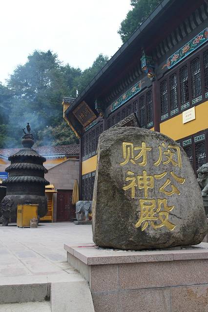 老街店铺,寺庙林立,僧俗共处,农禅并重,是九华山人文景观 九华街是