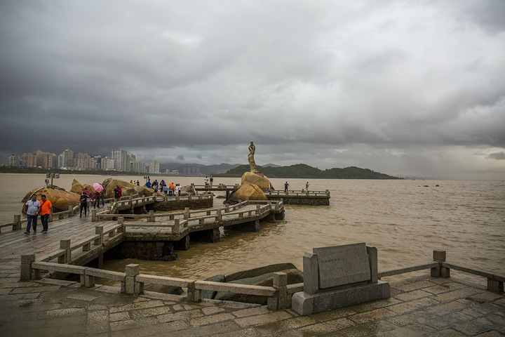 关于渔女有个美丽传说:相传有位仙女被香炉湾美丽的风光迷住了,扮成渔女下凡到人间,以其心灵手巧,美丽善良而深受渔民喜爱,并与憨厚老实的渔民海鹏私定终身。但海鹏听信谗言,执意要仙女摘下维系性命的手镯作定情信物,仙女为表明心志,毅然拉下手镯,旋即昏死在情人怀中,海鹏悔恨已晚,哀天恸地。九洲长老为这深情所感动,引导海鹏采来一枝还魂草,用鲜血浇灌成长,救活了仙女,从此仙女成了真正的渔女。 有这美丽的传说,才让这座石刻的美女有了生命力!
