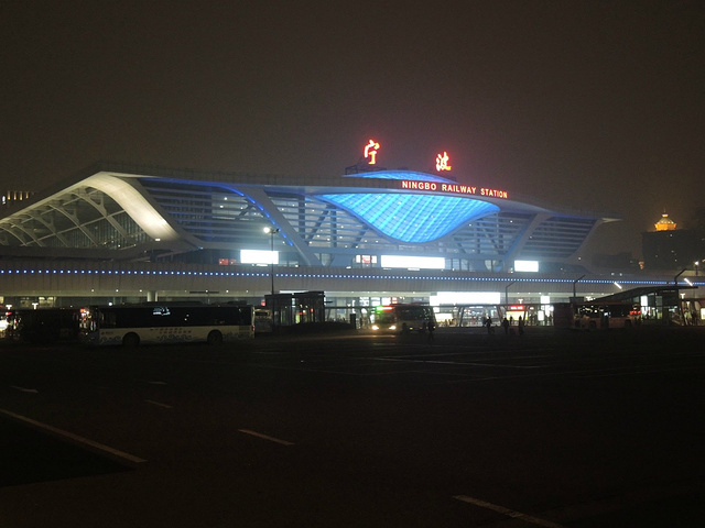 你要乘坐飞机旅行,这里也设有机场巴士站,可以直达宁波栎社国际机场