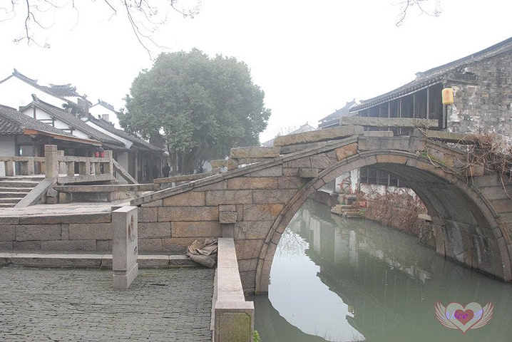 太平桥那里是比较适合拍双桥的地方,也是当年陈逸飞画作的取景地.