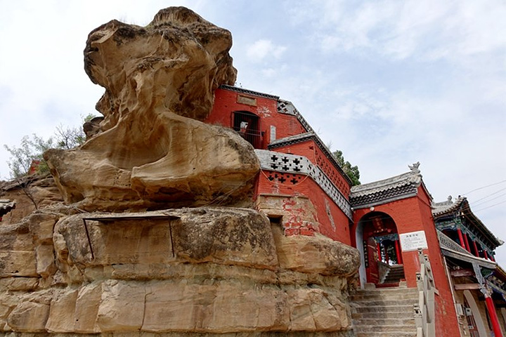 城内行车,停车都比较困难,所以我们将车停在宾馆,步行到云岩寺,香炉寺
