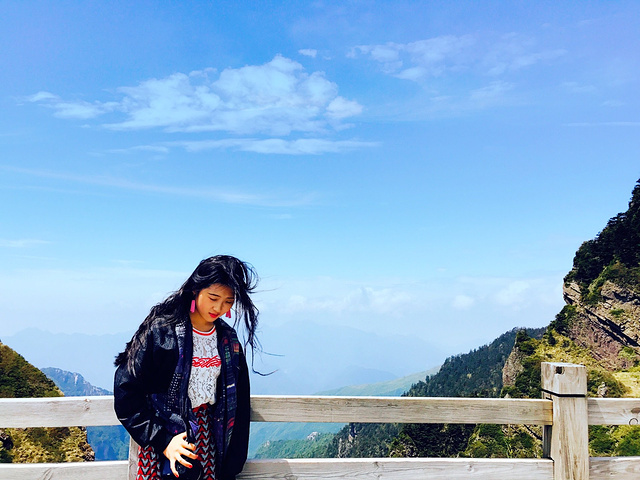 去了一个离天空最近的地方上面风景美得令人窒息 哈哈 但是风很大