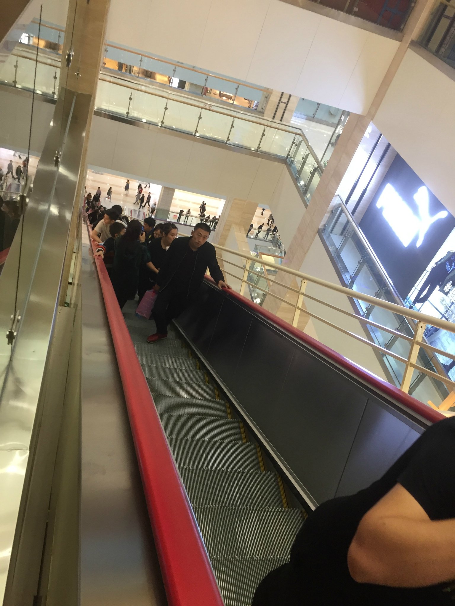 就坐地铁到赛格消磨一下时间,主要是参观一下亚洲室内第一长扶梯
