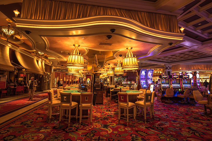 亮点:拉斯维加斯最豪华的酒店购物街.全拉斯维加斯最奢华的赌场.