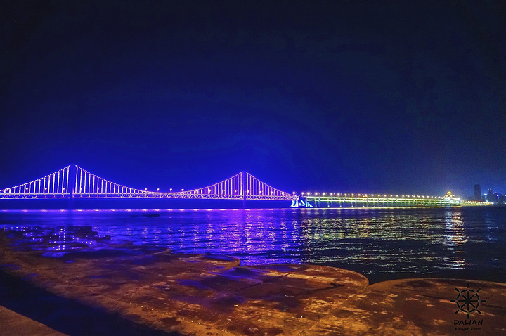游客和本地市民交织,虽然夜景没有很惊艳,灯火煌煌的星海湾大桥应该算