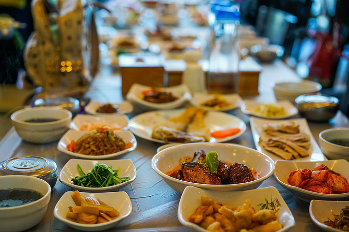 我们的午餐在巨富美食店吃,这家店的特色是"韩定食",据说很多旅行团