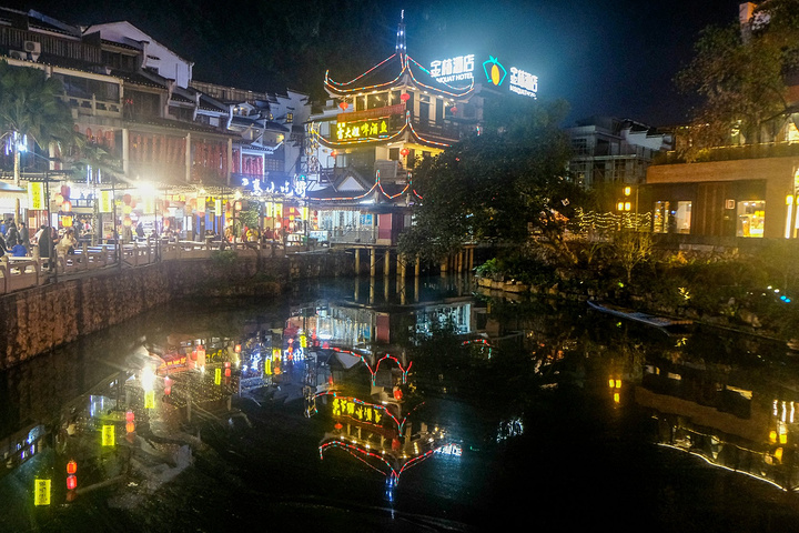 晚上的西街,灯火通明,游人如梭. 阳朔西街夜景