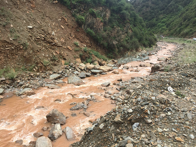 的明珠--海子山自然保护区位于巴塘和理塘的中间,是青藏高原最大的