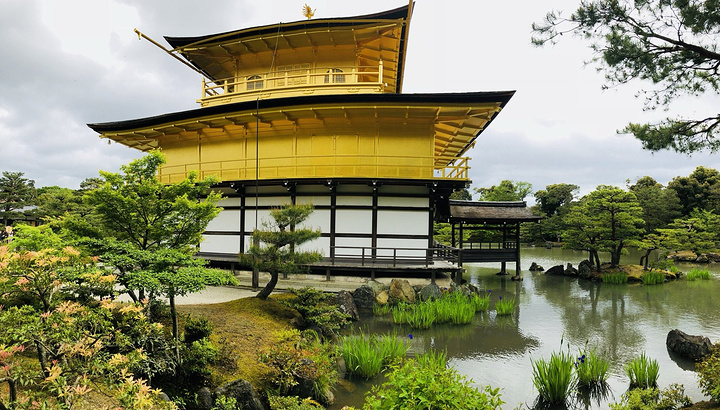 金阁寺正式名称为鹿苑寺位于日本国京都府京都市北区是一座临济宗相国