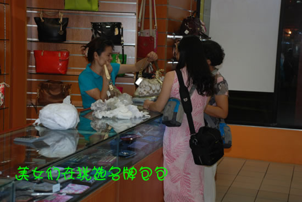 2015里面的包包比较便宜,还有品牌服装也不错