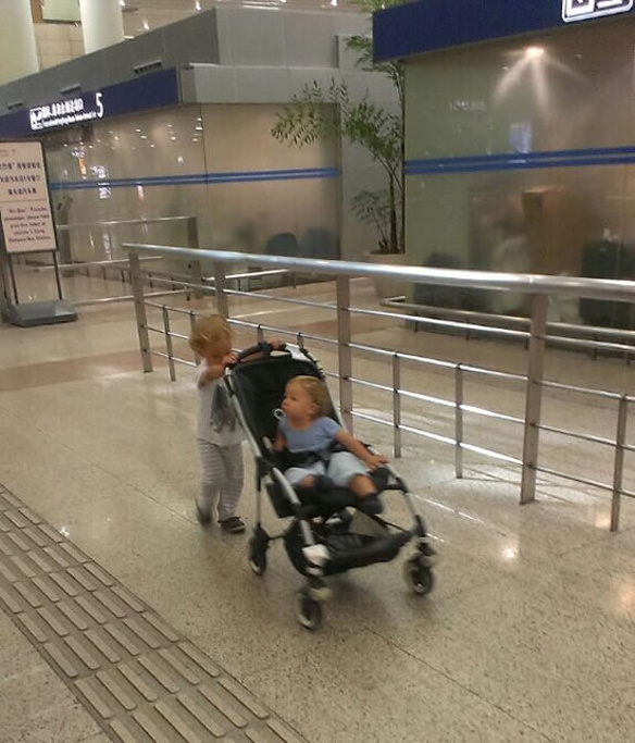 2015里面的包包比较便宜,还有品牌服装也不错