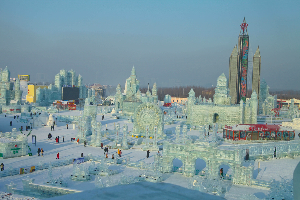 2015冰雪大世界不但晚上冰雕好看,白天的景色