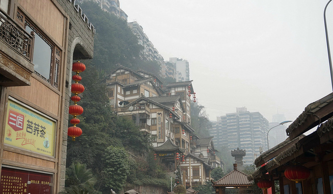 错叠,临崖等山地建筑手法,把餐饮,娱乐,休闲,保健,酒店和特色文化购物