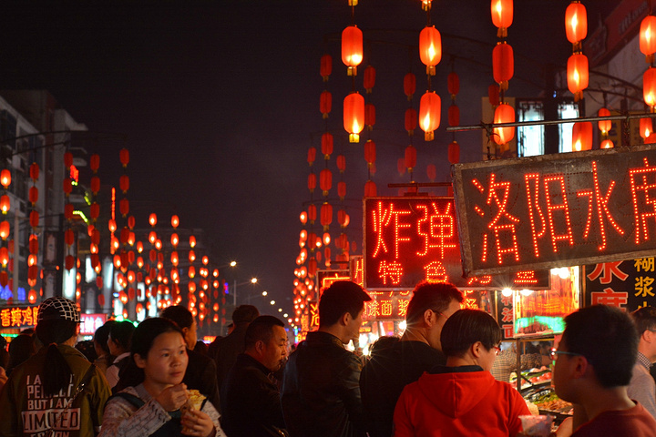 就是丽景门后面的小吃街.