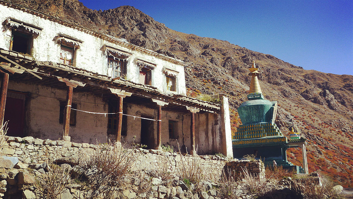 楚布寺所在的山谷 风景也很美。另一个红色的