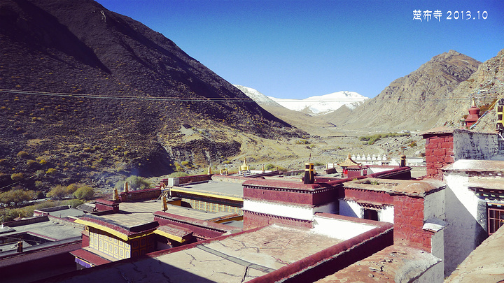 楚布寺所在的山谷 风景也很美。另一个红色的