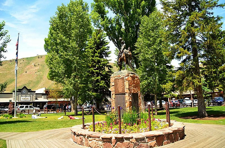 杰克逊小镇(Jackson Hole),洛基山深处的牛仔小镇,是美国很多有特色的小镇之一。小镇四面环山,夏天坡绿树翠,冬天银装素裹,风景优美,是全球有名的滑雪圣地,是从南边进入黄石公园和大提顿公园的必经之路。小镇不大,街道两旁西部风貌的小木屋,尽是些酒吧、旅馆、小餐馆,浓郁的牛仔气息,传统的西部风情,弥漫着整个街市。小镇的中央,是著名的鹿角公园。