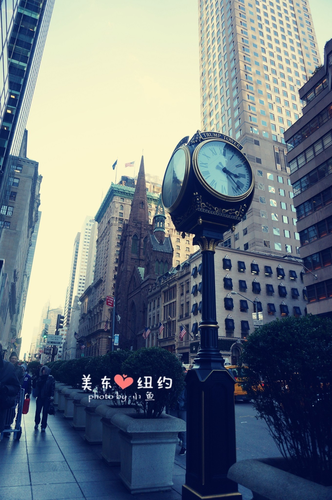第五大道(Fifth Avenue),由于第五大道位于曼哈顿岛的中心地带,因此曼哈顿岛上东西走向的街道有时会以这条街道为界而加以东西的称呼。下午4:00过从时报广场来到第五大道与33街交汇处,这里有一个下陷的酒吧广场,冬天这里是一个溜冰场。 第五大道,被称为梦之街,因为这里聚集了许多著名的品牌商店,是高级购物街区。据英国一家咨询公司对全球45个国家所做的年度调查显示,第五大道仍是全球租金最为昂贵的零售业场所。第五大道商铺的年租金可超过每平方英尺1000美元。第五大道两边也是高楼密集,街边行人也是摩肩接踵