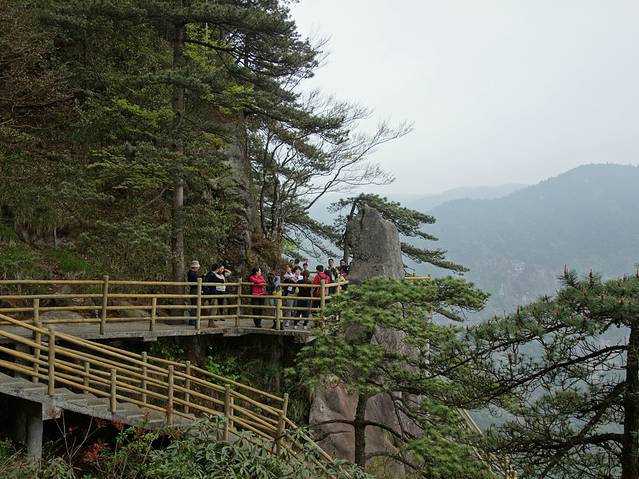 明月山海拔1600多米,有峡谷,乌云崖.