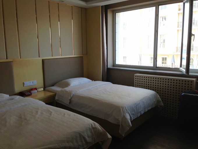 宾馆房间,隔音挺好,虽然处在最繁华的中苏街,但是关上窗户,还是听不到