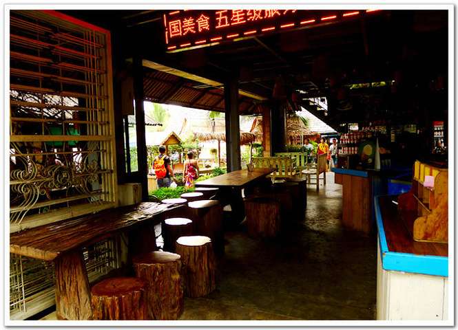 2015泰国的很多地方是以河湖港汊为特点的地