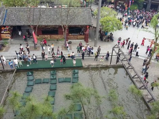 我们在杭州订的是福通商务酒店,去哪网上票价是156元,这里离杭州东站还是比较近的,走路去不近啊,打车去还行,而且一出门就有去宋城的公交车,还真是方便,看来还没订错地方,呵呵!但是这里挨着个KTV晚上比较嘈。我们在门口乘坐上66路公交,车上碰上一位好心的啊姨,一路上告我们去的乘车路线,还和我们聊着杭州各地的美景,我们几人你一言我一语谈的好热闹,一会就到鼓楼站了,在这里下车要换乘308路,坐上308路公交7站就能直达宋城了,路上我们又碰到两位来自昆明的老夫妻,也是来杭州旅行的,说杭州真是个好地方,哪哪都是美景