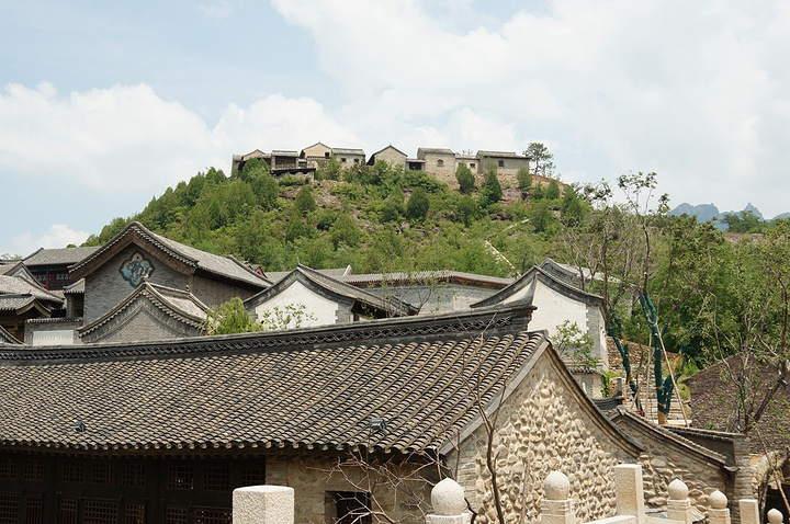 景区共分三大块:水街历史风景区,卧龙堡民俗文化区,汤河古寨区.