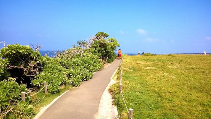 2016万座毛是位于冲绳本岛西海岸恩纳村的国