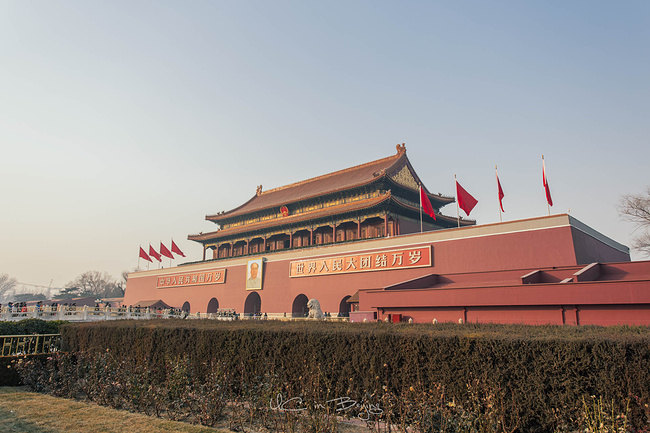护国寺街在北京西城区,西起新街口南大街,东至德胜门内大街,长约 600米,建于元代,距今已有近 800年的历史,是北京著名的商业街。明称崇国寺街,清称今名,民国后一度称护国寺大街。改造后新开放的护国寺商业街以棉花胡同为界,西侧以护国寺小吃等传统老字号小吃为主,东侧以梅兰芳等名人故居、四合院、私家菜为主。