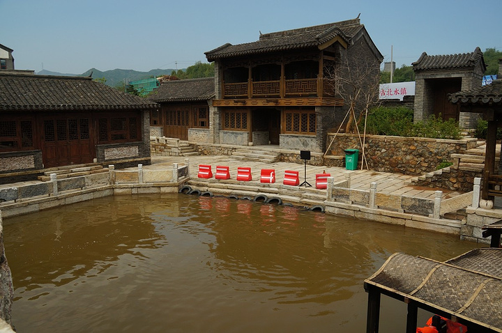 景区共分三大块:水街历史风景区,卧龙堡民俗文化区,汤河古寨区.