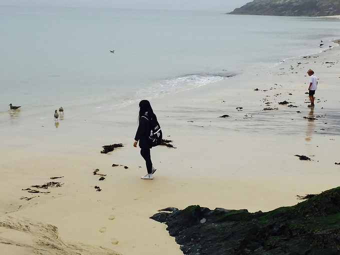 虽然沙滩有点脏,但是黑黑的沙子在雨水和海水的冲刷下,呈现出别样的