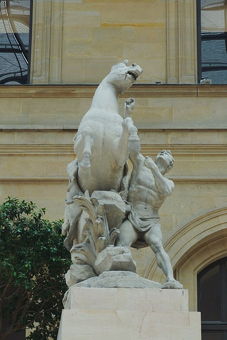 2016中午时分,卢浮宫外排队等待入场的游客还