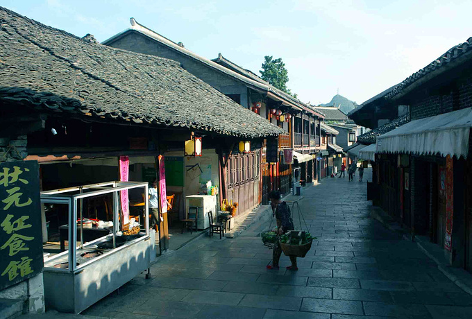 今天我们要去的地方是位于贵阳市南郊的青岩古镇,距离我们住的酒店有