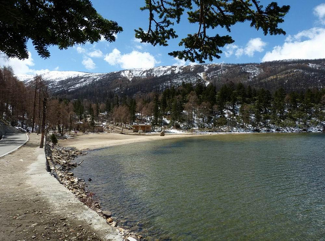 木格措风景区由杜鹃峡、赛马坪、七色海,药池沸泉、木格措和红海草原六个小景区组成。木格措是贡嘎山风景名胜 区的组成部分,整个木格措风景区以高山湖泊及温泉为主要特色,融原始森林、草原、雪山为一体,互相 映衬,一派原始古朴而幽静的自然景色。