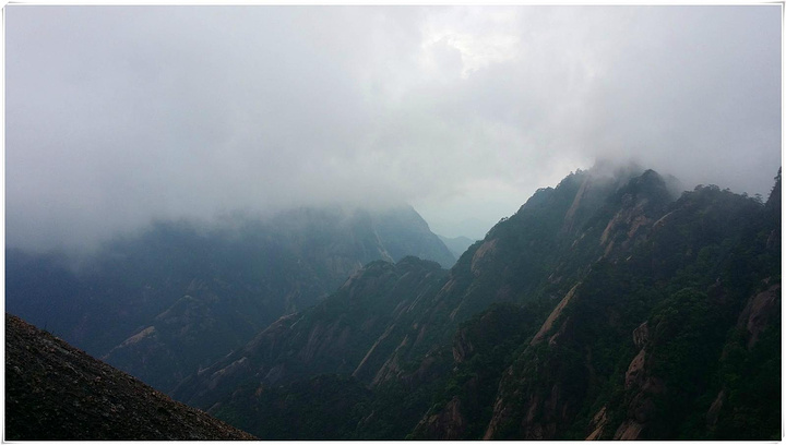 从山下黄山售票点俯瞰山顶犹如仙境,云雾遮蔽,看不到山峰.