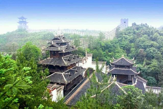 恩施土司城是国家4A级景区,主要分民族文化展示区、宗教展示区、休闲娱乐区三个主要区。其中民族文化展示区包含土家族、苗族、侗族三个民族的传统建筑,充分展示各具特色的建筑、雕刻艺术。从市区到土司城非常方便,乘坐30路公交车即可到达。票价也不贵,成人票50元,儿童、老年票25元。