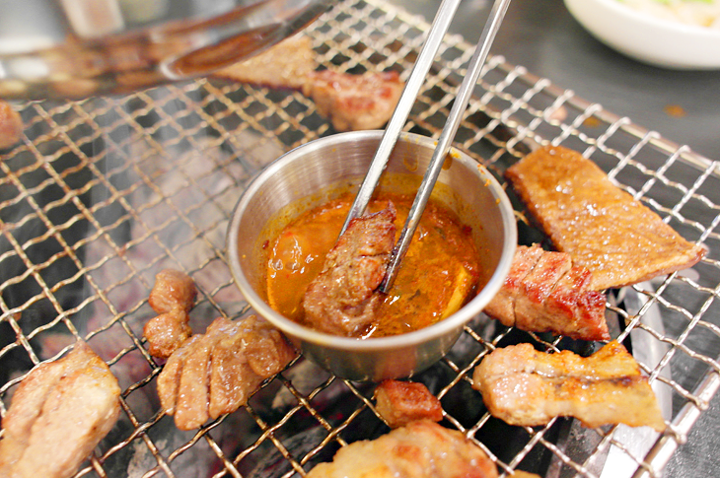 点米饭还会送汤,人均消费16000韩币,吃的很撑,跟国内烤肉有很大的区别