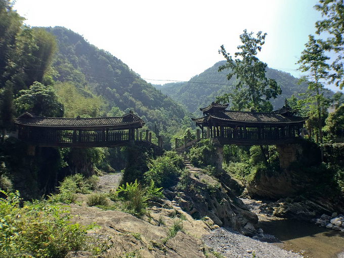安县姊妹桥位于千佛山附近的晓坝镇五福村,千佛山旅游公路旁边的茶坪