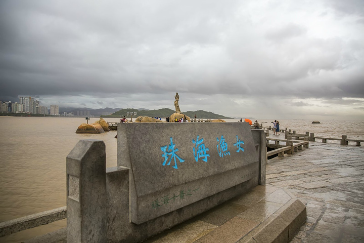 关于渔女有个美丽传说:相传有位仙女被香炉湾美丽的风光迷住了,扮成渔女下凡到人间,以其心灵手巧,美丽善良而深受渔民喜爱,并与憨厚老实的渔民海鹏私定终身。但海鹏听信谗言,执意要仙女摘下维系性命的手镯作定情信物,仙女为表明心志,毅然拉下手镯,旋即昏死在情人怀中,海鹏悔恨已晚,哀天恸地。九洲长老为这深情所感动,引导海鹏采来一枝还魂草,用鲜血浇灌成长,救活了仙女,从此仙女成了真正的渔女。 有这美丽的传说,才让这座石刻的美女有了生命力!